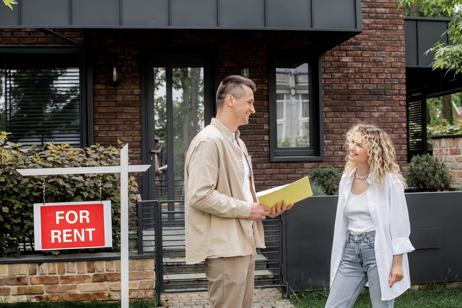 Should You Hire a Management Company to Rent Your House?